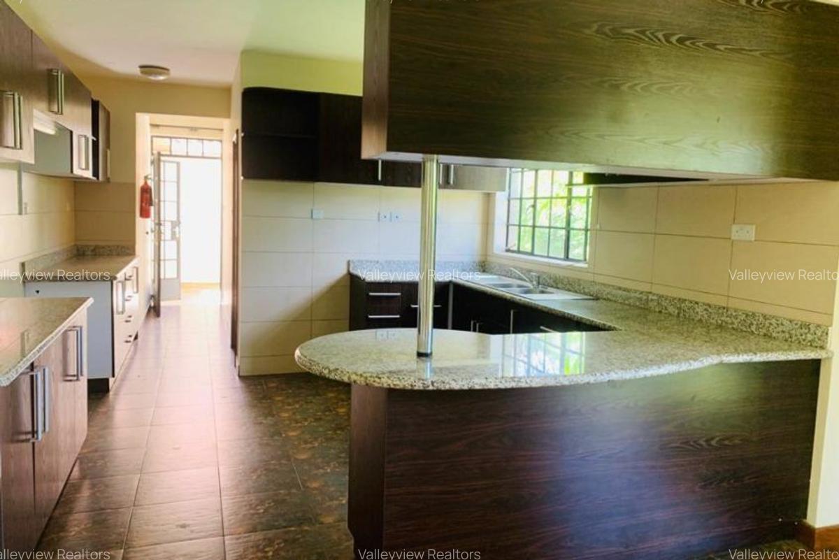 4 Bed Townhouse with En Suite at Lavington - 11