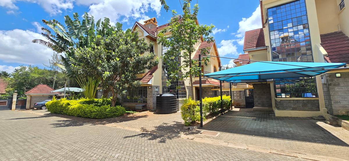 5 Bed Townhouse with En Suite at Lavington - 2