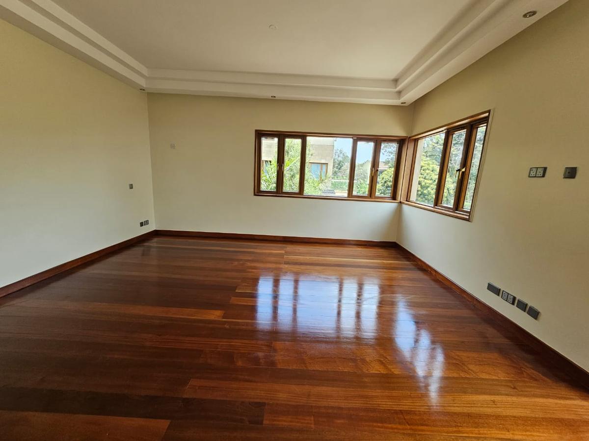 5 Bed House with En Suite in Lavington - 10