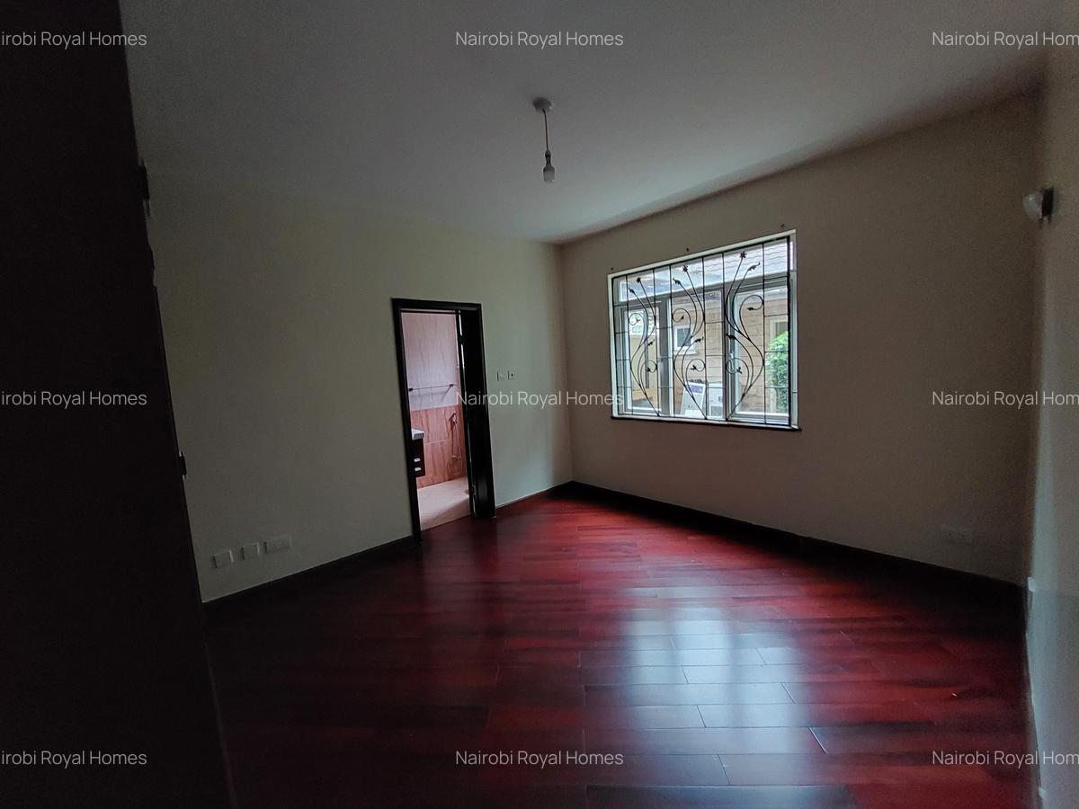 5 Bed Townhouse with En Suite at Lavington Road - 19