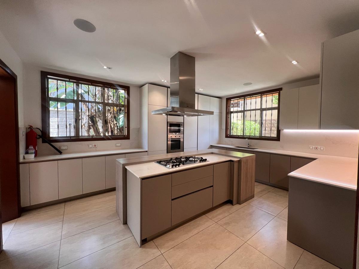 5 Bed House with En Suite in Lavington - 16
