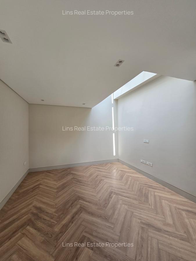 5 Bed Townhouse with En Suite in Brookside - 9