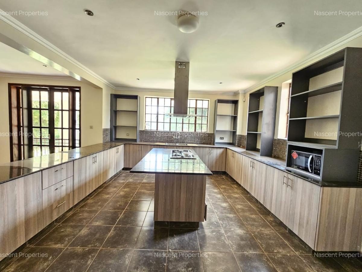 4 Bed House with En Suite in Rosslyn - 8