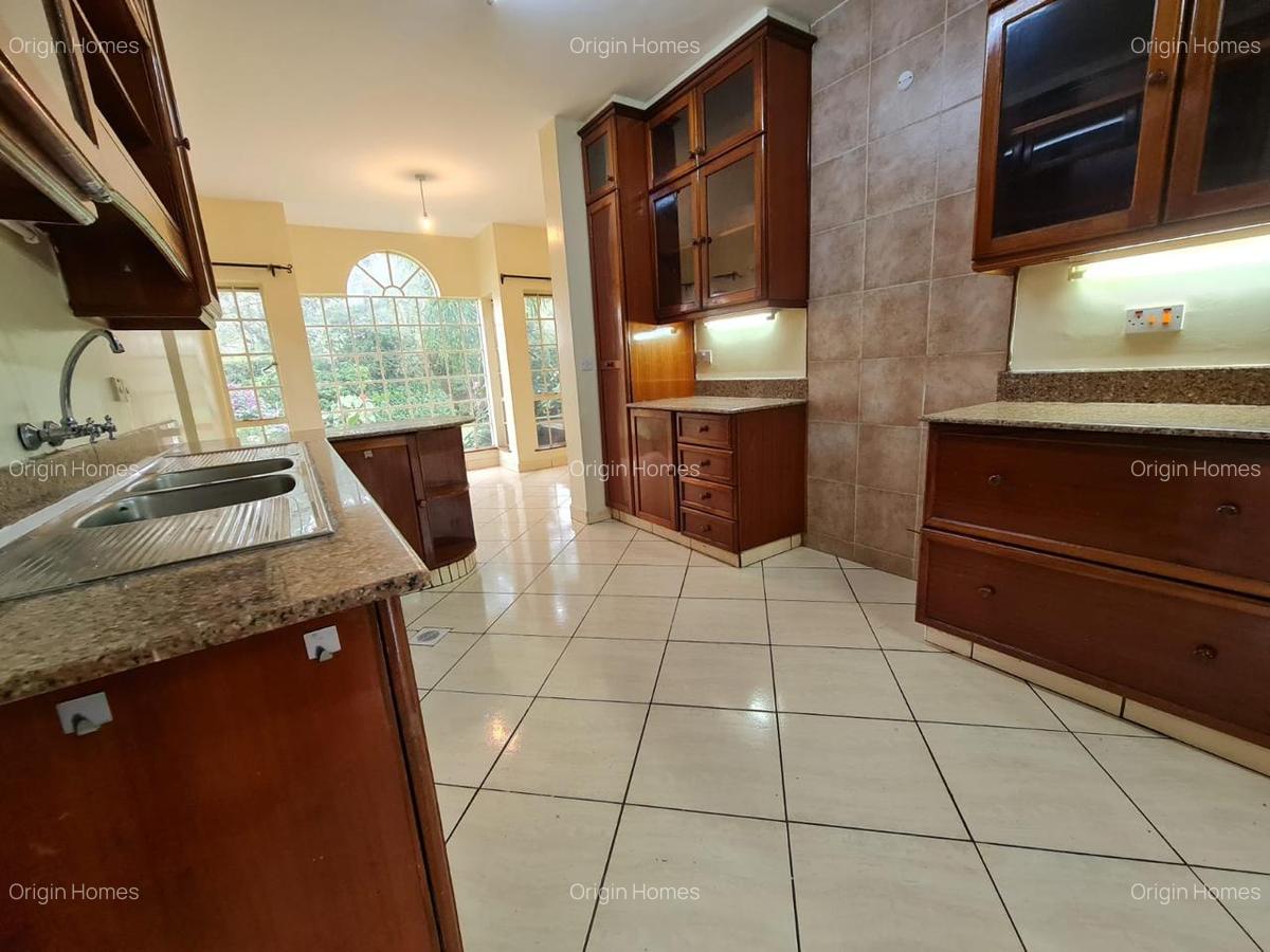 5 Bed House with En Suite at Rosslyn - 8