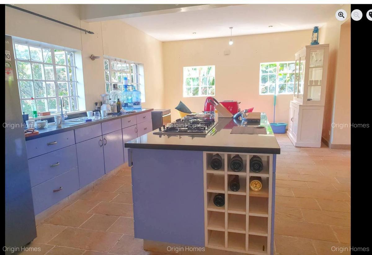 5 Bed House with En Suite in Ridgeways - 5