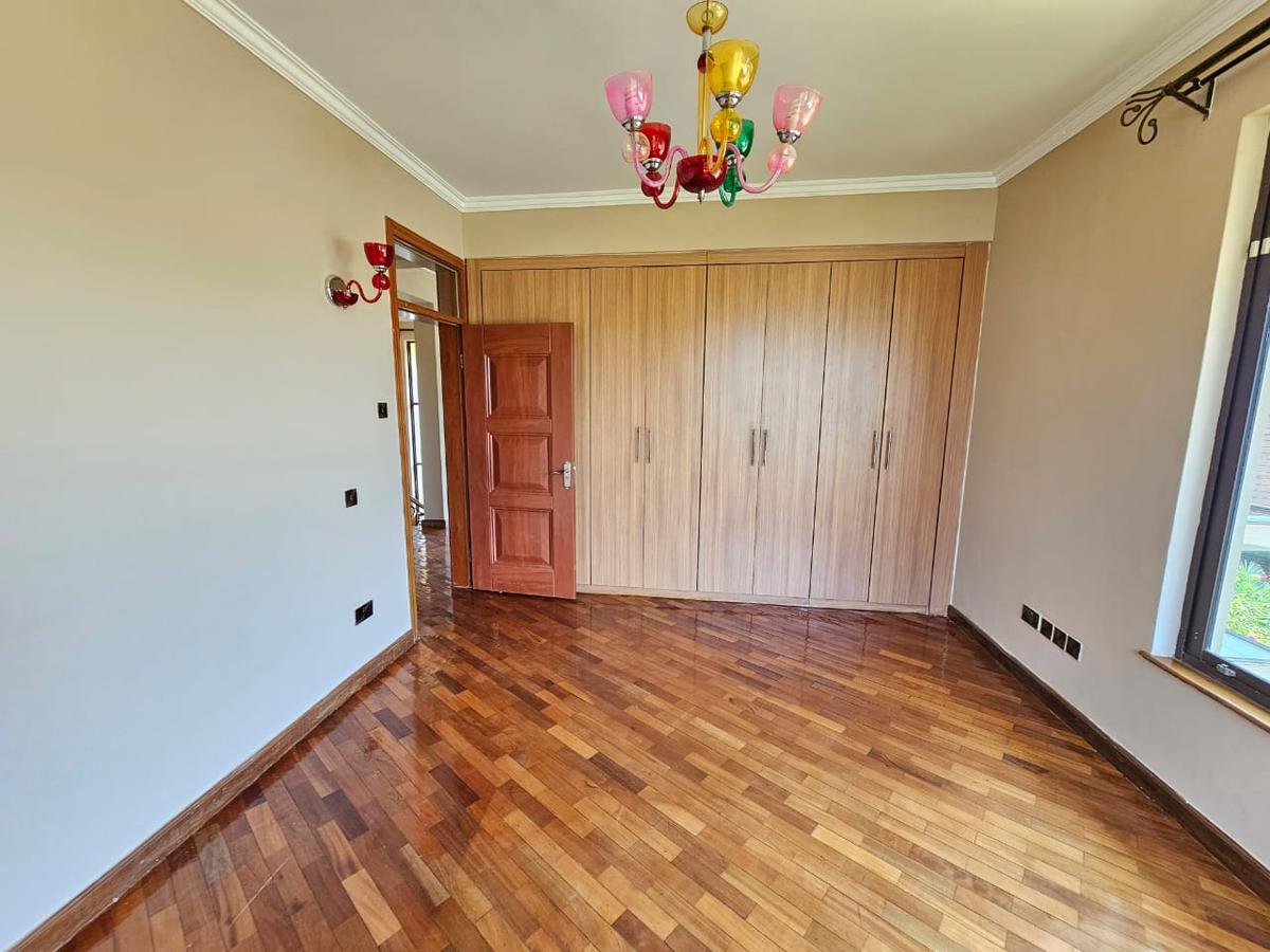 4 Bed House with En Suite in Ridgeways - 13