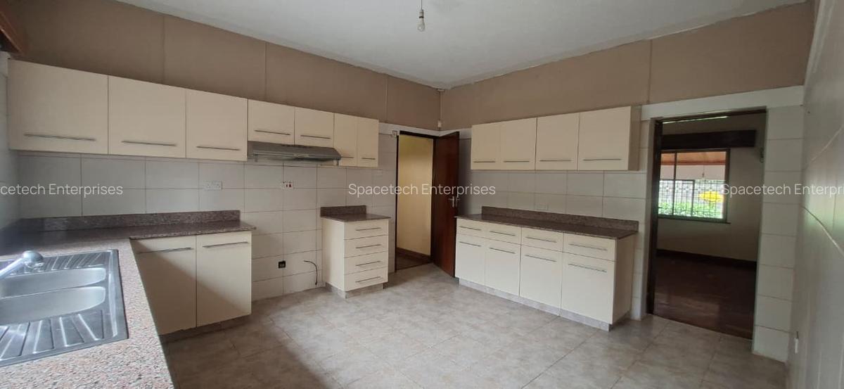 4 Bed House with En Suite in Rosslyn - 7