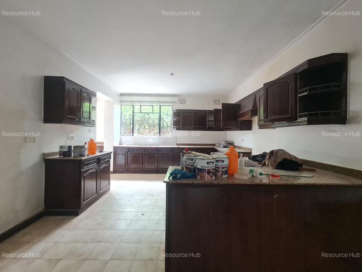 6 Bed House with En Suite at Lavington - 6