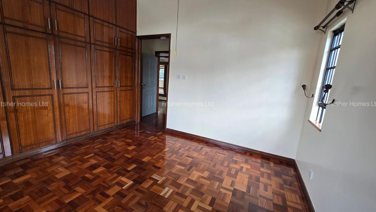 5 Bed House with En Suite in Runda - 12