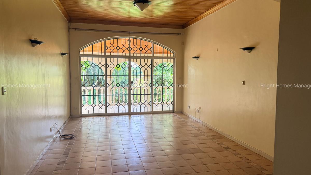 4 Bed Villa with En Suite in Lake View - 13