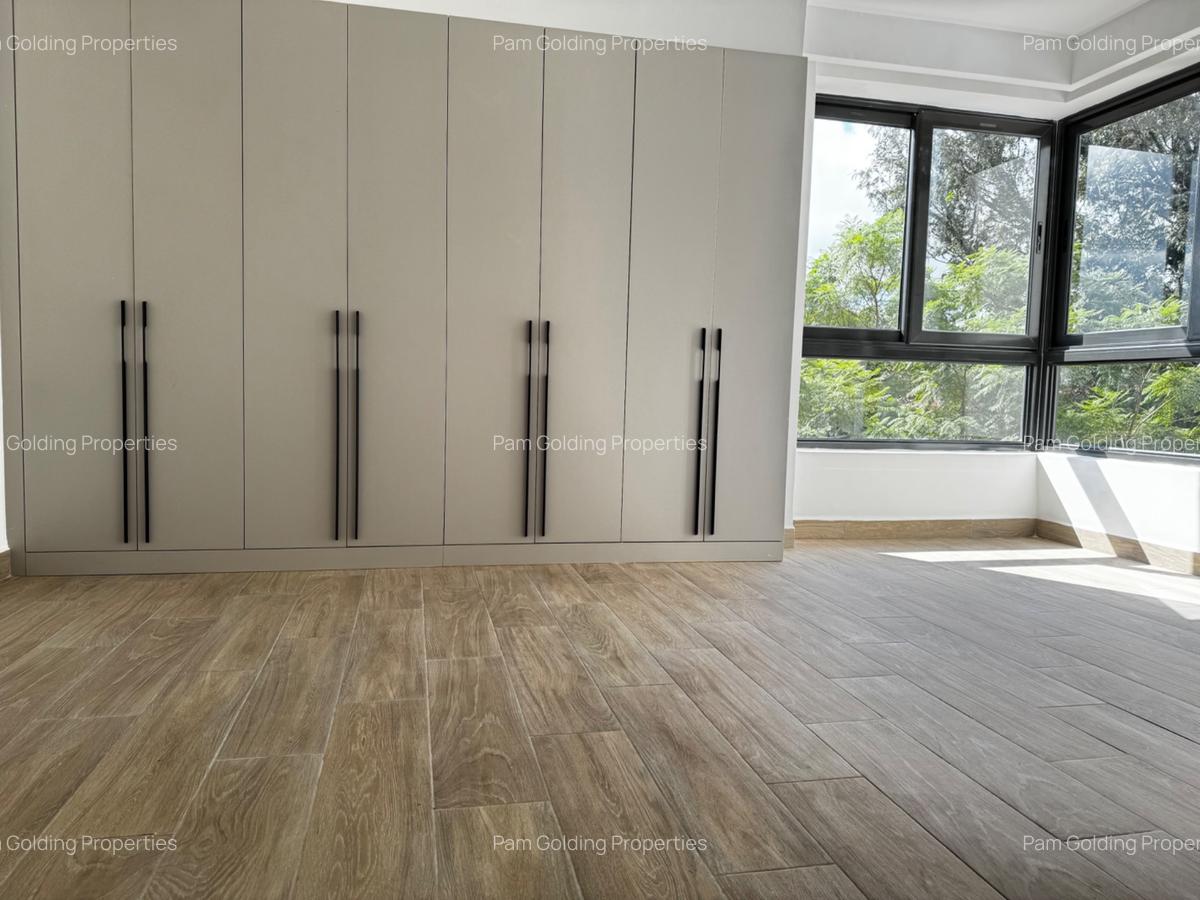 3 Bed Apartment with En Suite in Riverside - 16