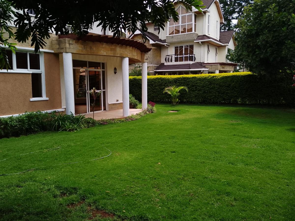 5 Bed House with En Suite in Lavington - 8