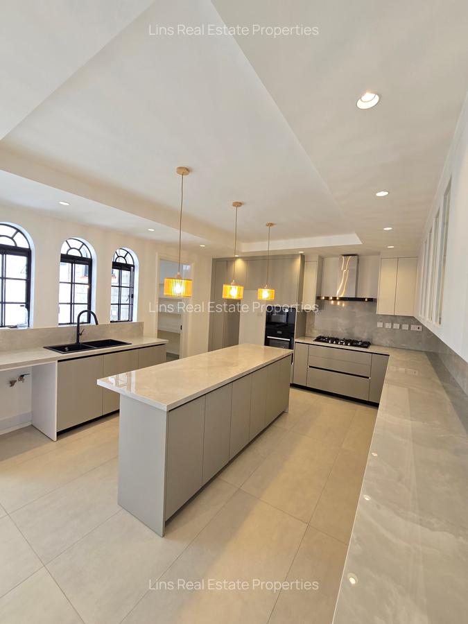 4 Bed Townhouse with En Suite in Brookside - 10