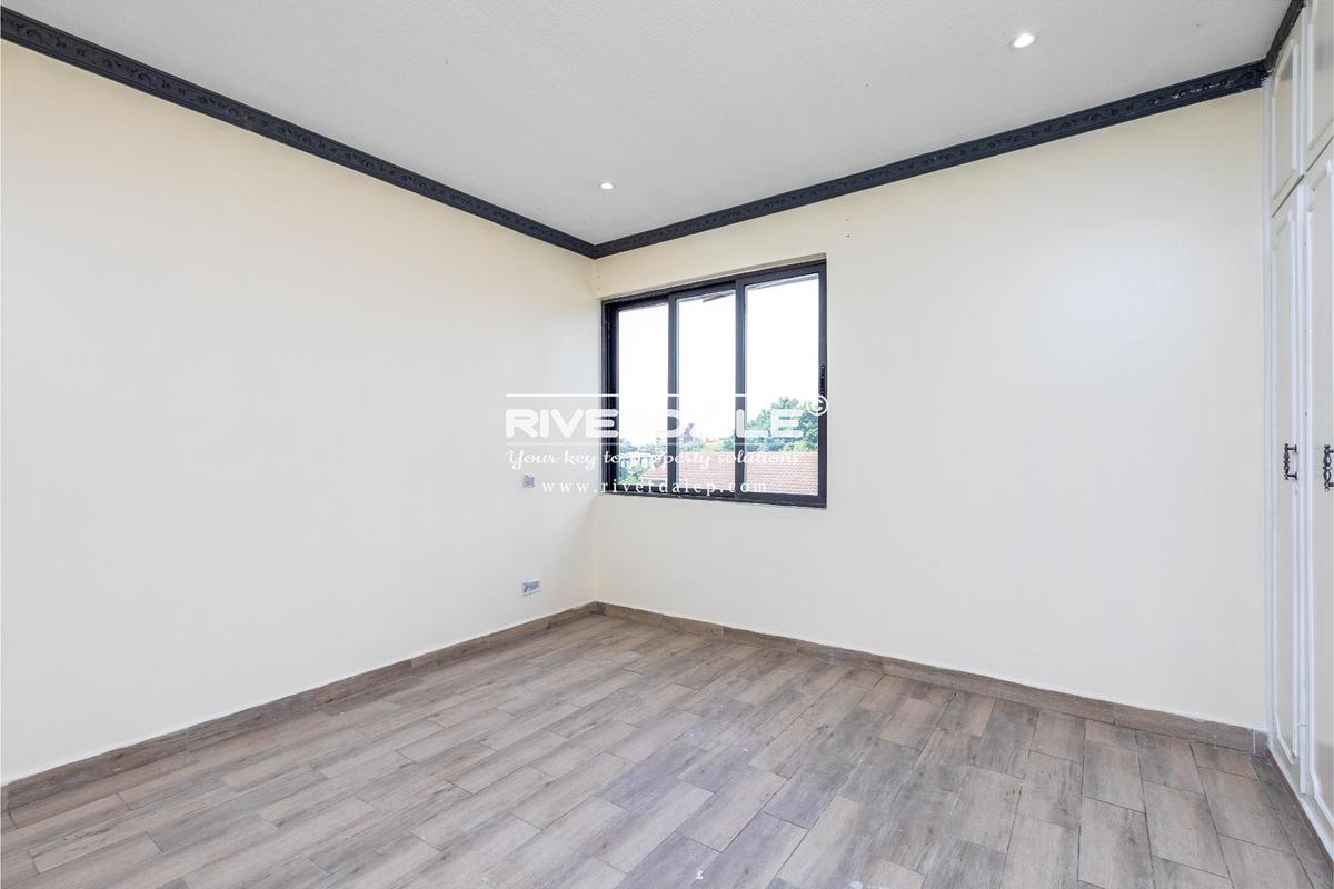 4 Bed Apartment with En Suite in Parklands - 8