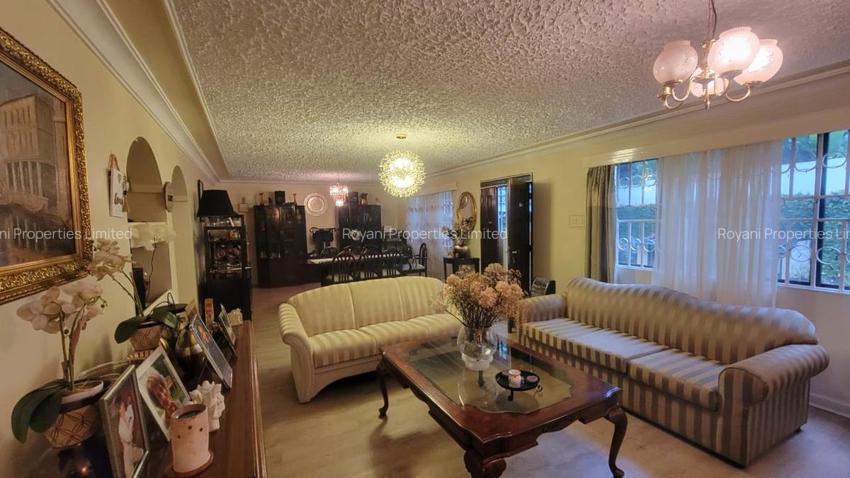 5 Bed House with En Suite in Lavington - 1