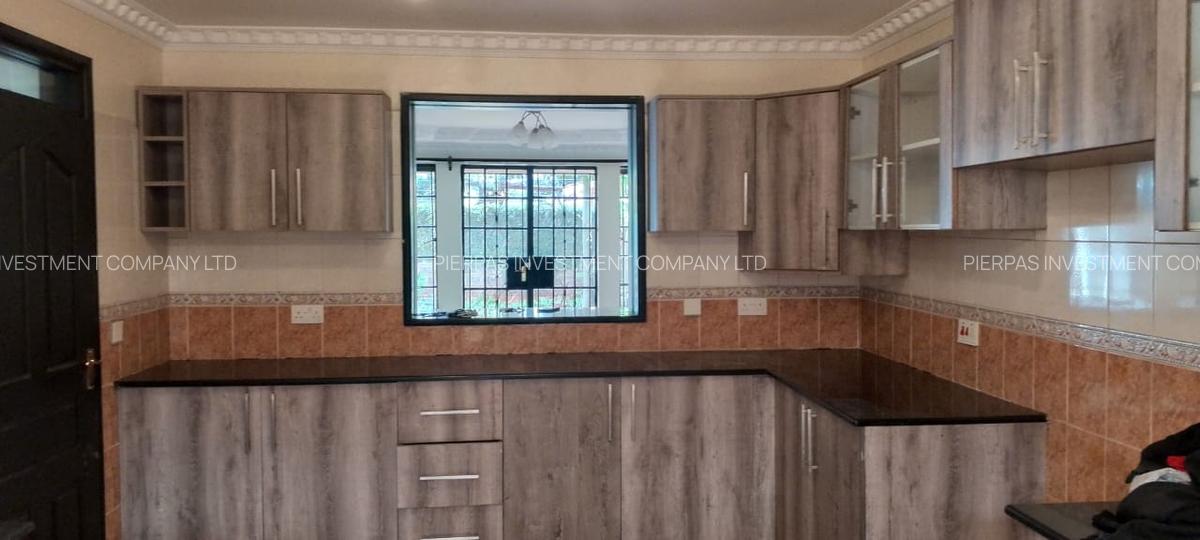 6 Bed Villa with En Suite in Lavington - 3