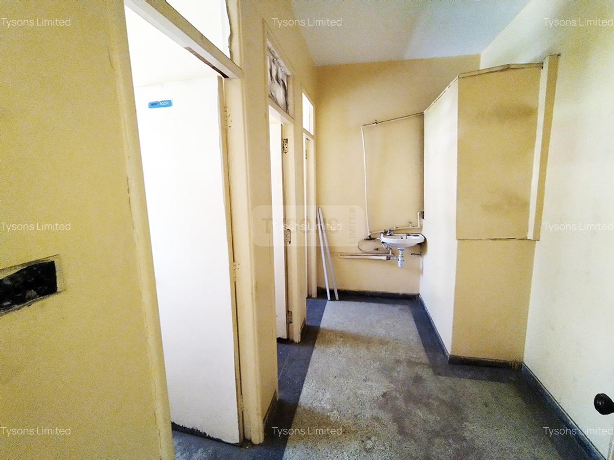 2,100 ft² Commercial Property in Industrial Area - 7