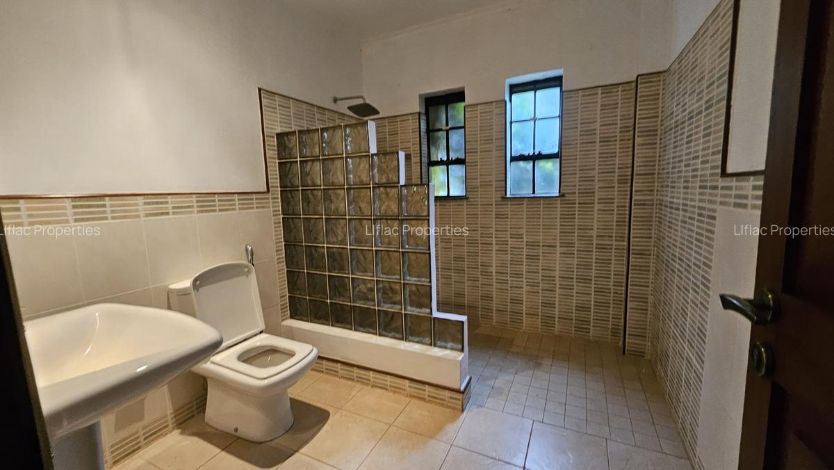 5 Bed House with En Suite in Runda - 9