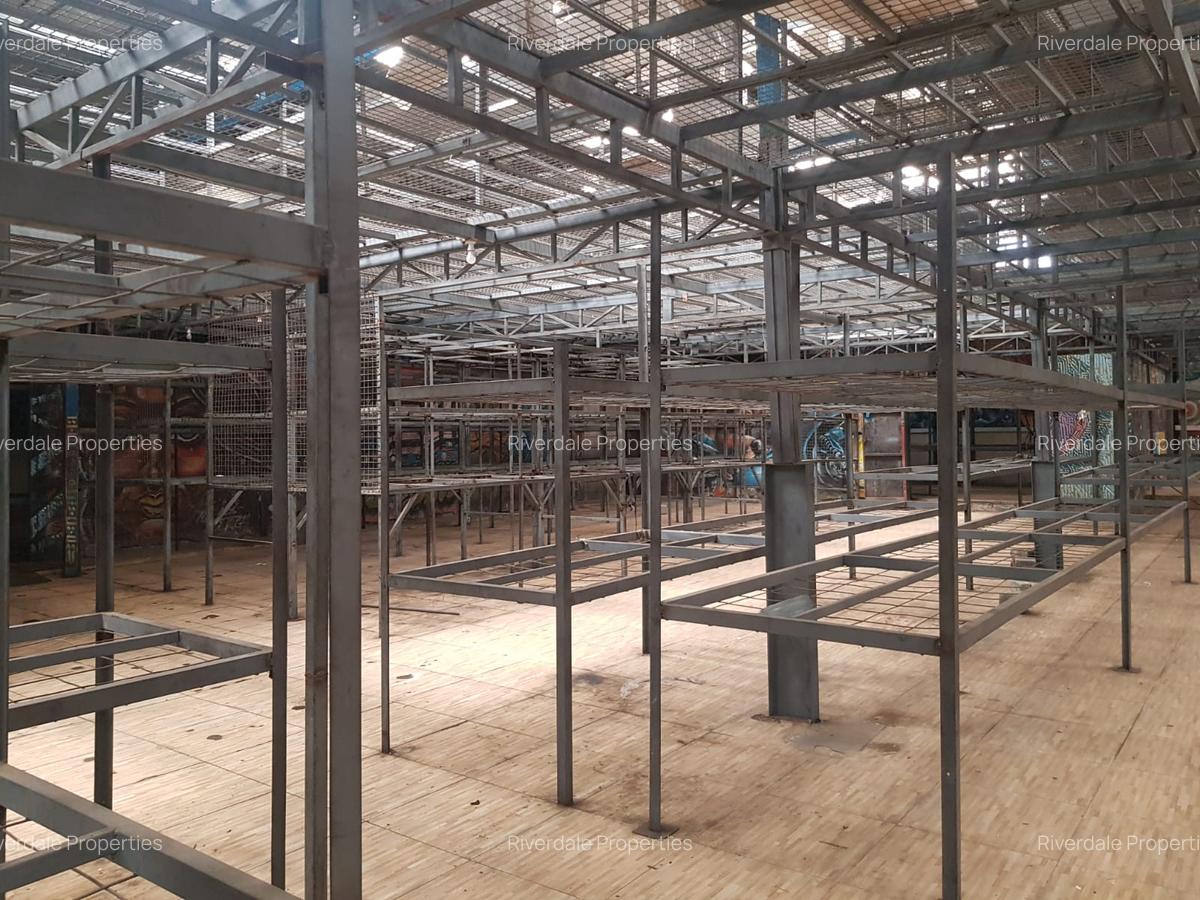 20,000 ft² Commercial Property in Industrial Area - 1