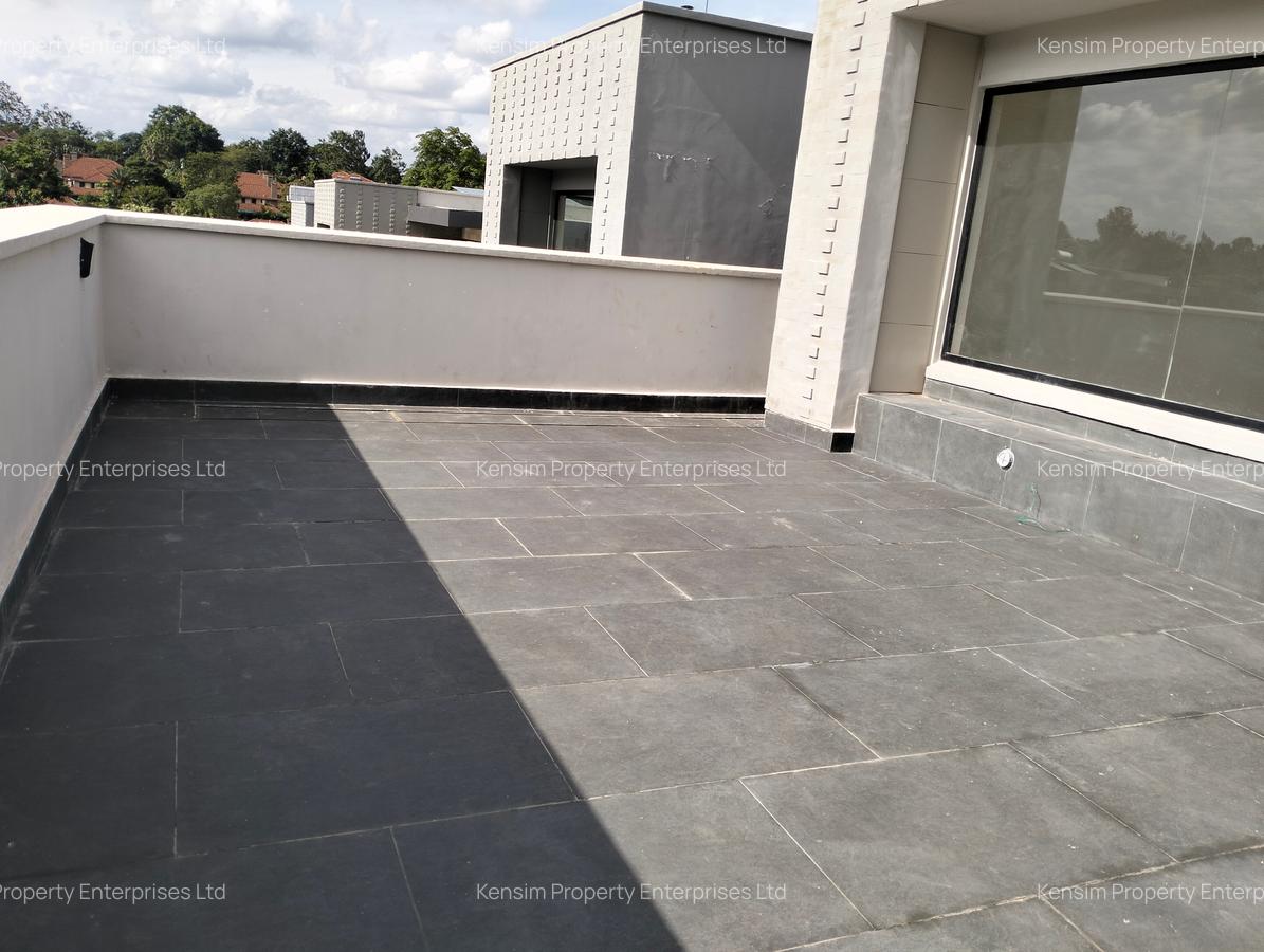 5 Bed Townhouse with En Suite in Brookside - 6