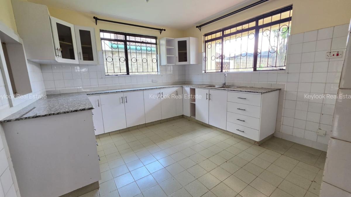 5 Bed House with En Suite at Mountain View Estate - 5