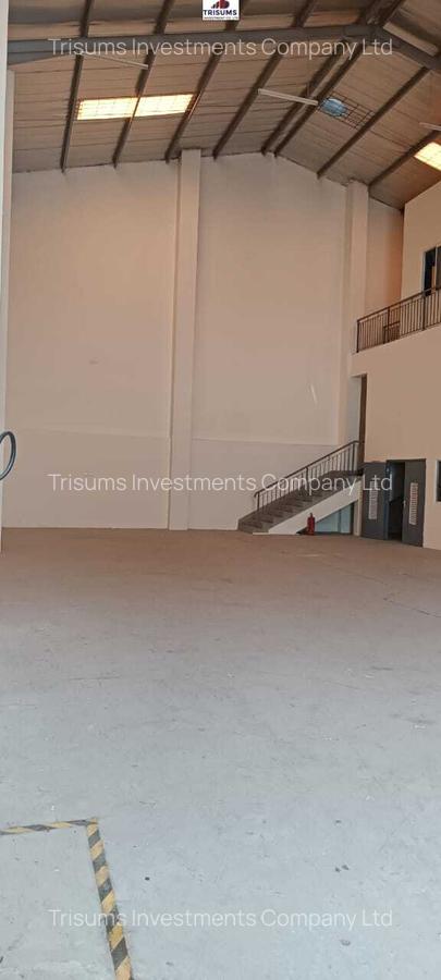 6,200 ft² Warehouse with Fibre Internet in Industrial Area - 3