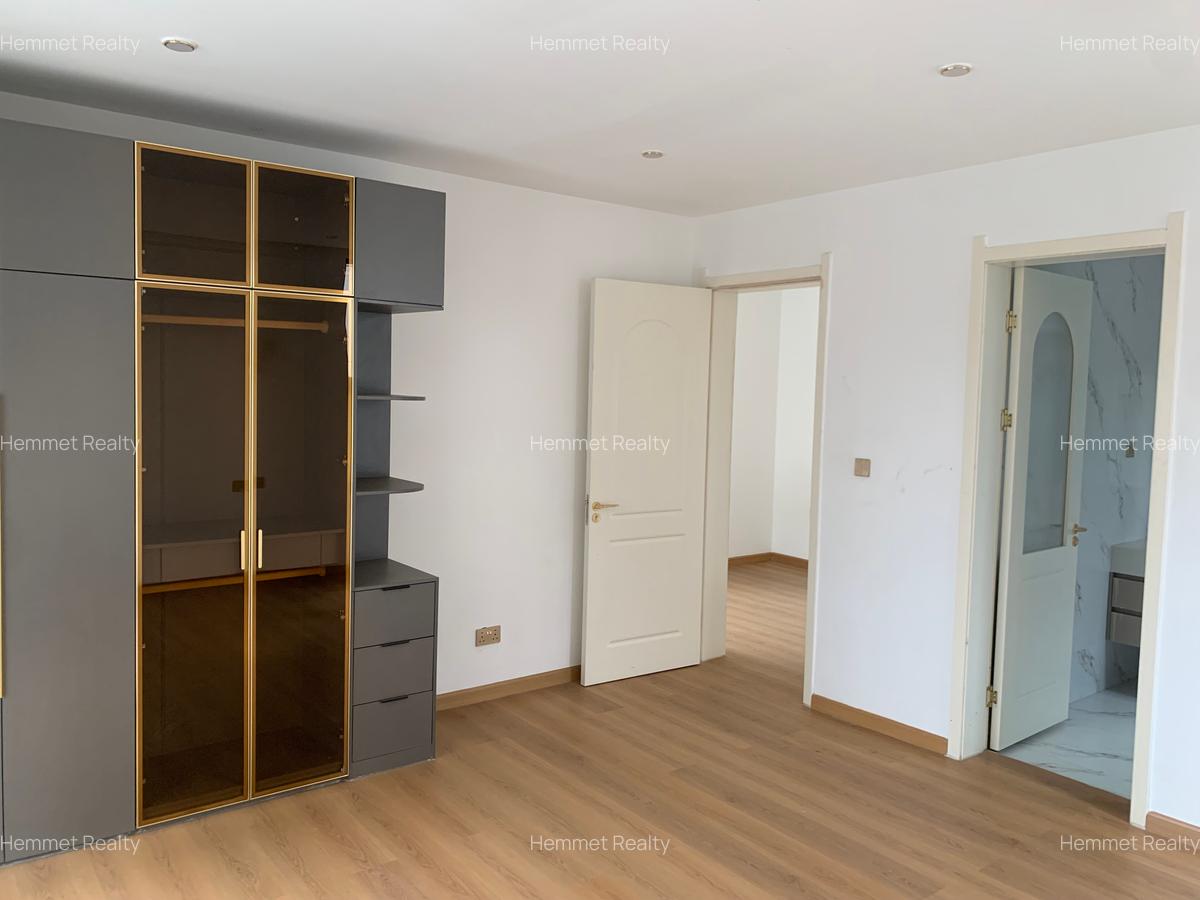 5 Bed Townhouse with En Suite in Lavington - 6