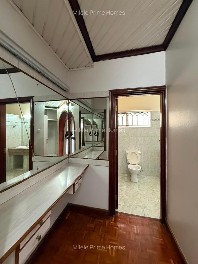 4 Bed Villa with En Suite at Lavington - 12