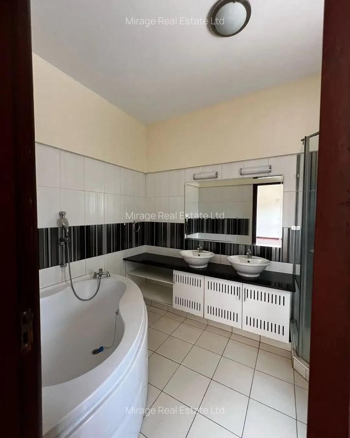 4 Bed Apartment with En Suite in Brookside - 6