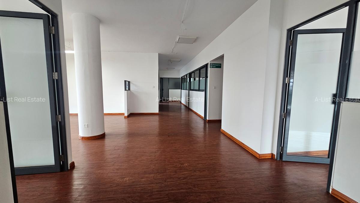 2,734 ft² Office with Service Charge Included at Riverside Drive - 4