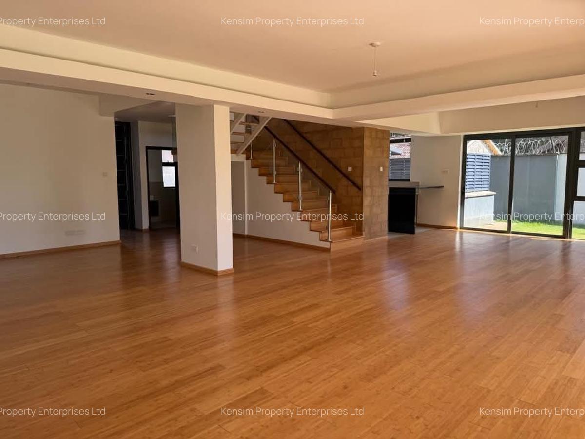 4 Bed Townhouse with En Suite in Ridgeways - 8