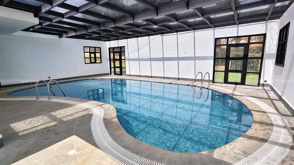 5 Bed Villa with En Suite in Ridgeways - 2