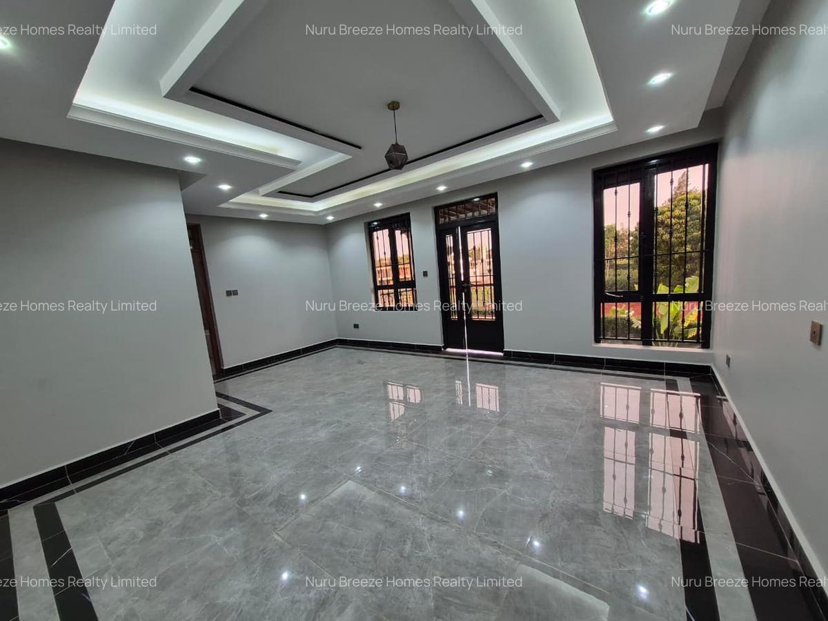 5 Bed House with En Suite in Runda - 2