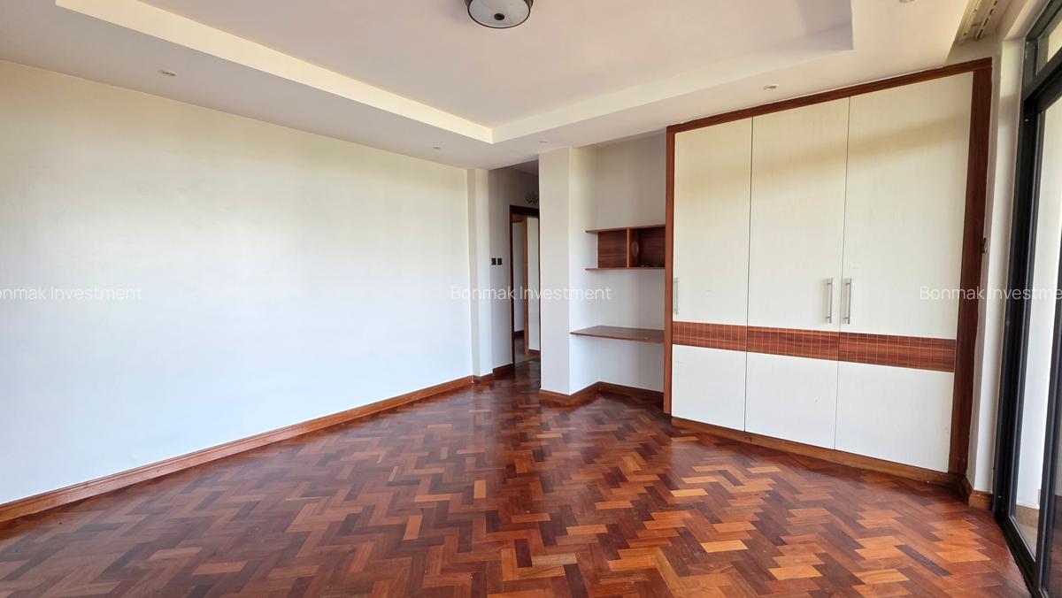 4 Bed Apartment with En Suite at Riverside Drive - 20