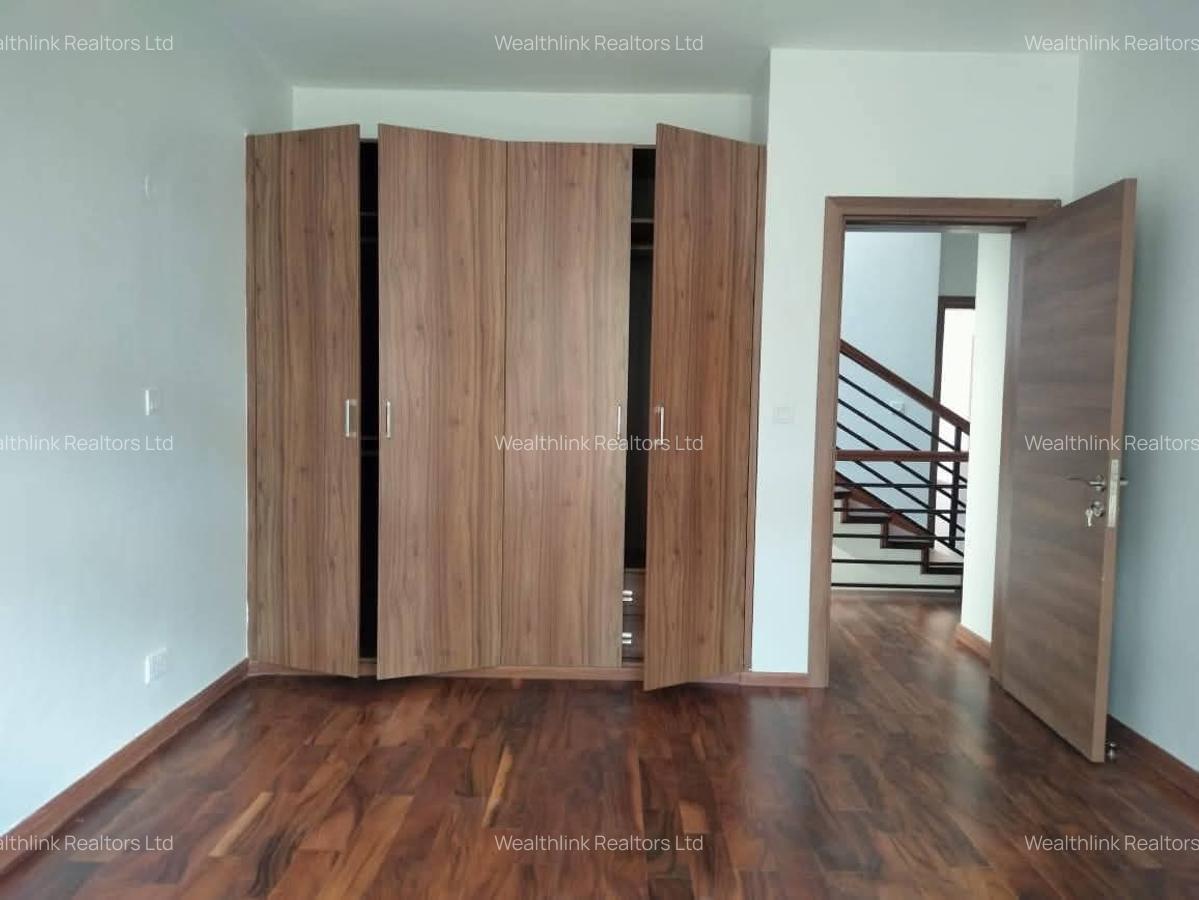 5 Bed Townhouse with En Suite at Lavington - 9