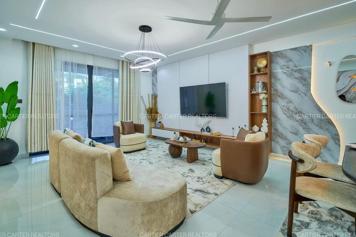 3 Bed Apartment with En Suite at Kiziwi Round About - 1