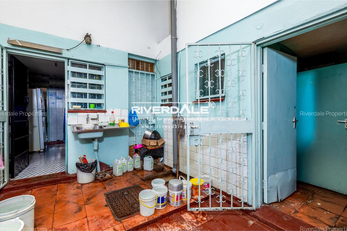 5 Bed Townhouse with En Suite in South B - 10