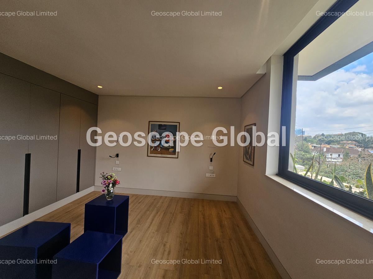 5 Bed Townhouse with En Suite in Brookside - 5