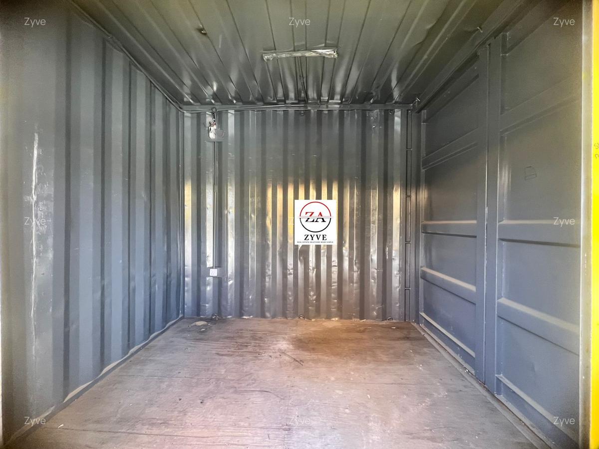 60 ft² Shop with Fibre Internet at Base - 12