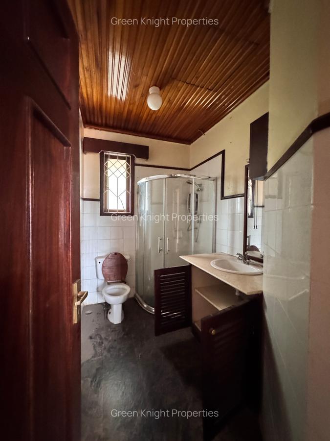 4 Bed House with En Suite in Lavington - 9