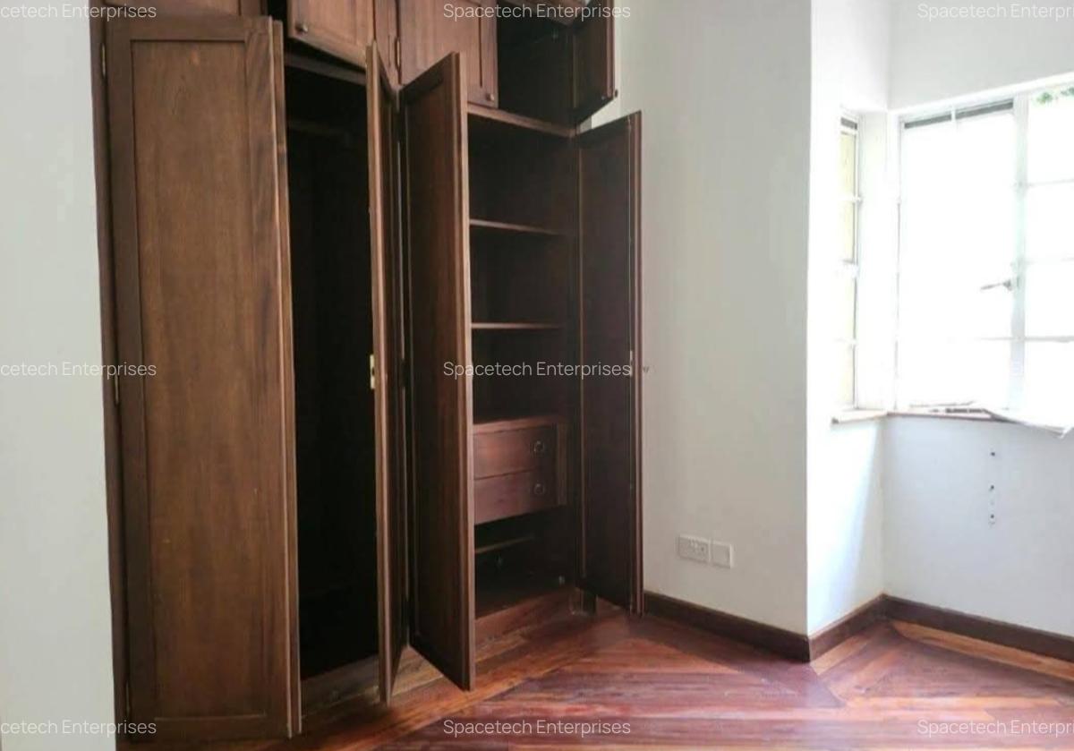 5 Bed Townhouse with En Suite in Rosslyn - 10