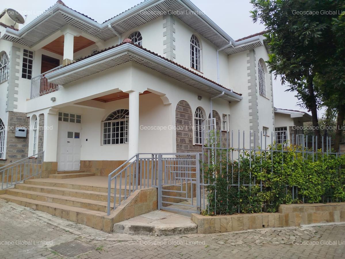 5 Bed House with En Suite in Lavington - 16