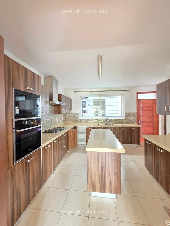 5 Bed Townhouse with En Suite at Lavington Green - 3
