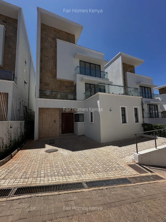 5 Bed Townhouse with En Suite at Lavington Green - 1