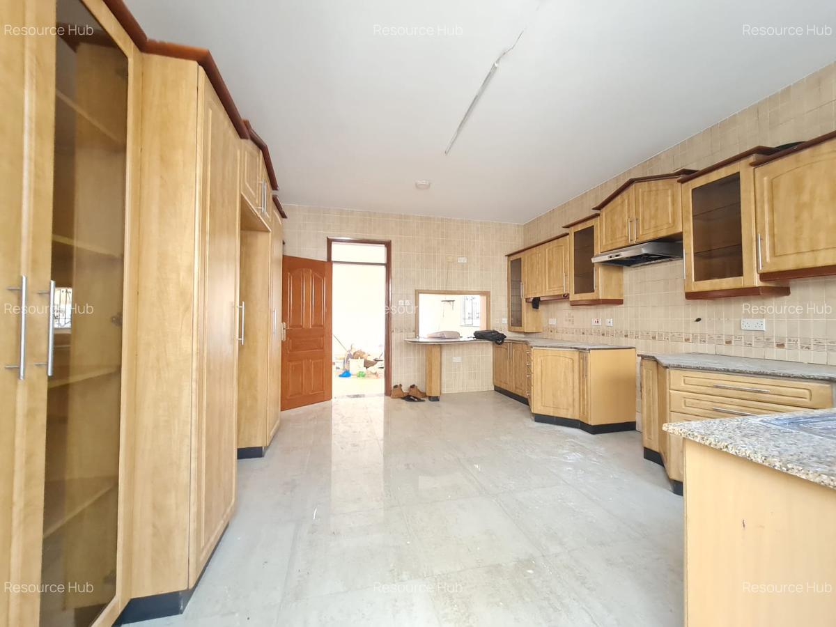 4 Bed Townhouse with En Suite at Off Brook House Drive - 7