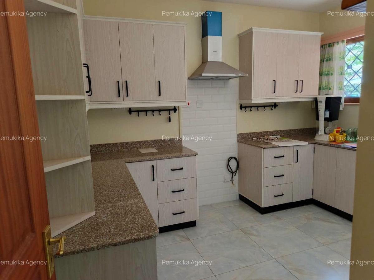 3 Bed House with En Suite in Lavington - 11