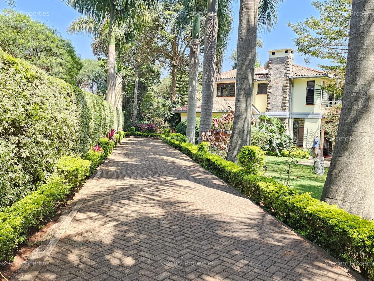 4 Bed House with En Suite in Rosslyn - 2