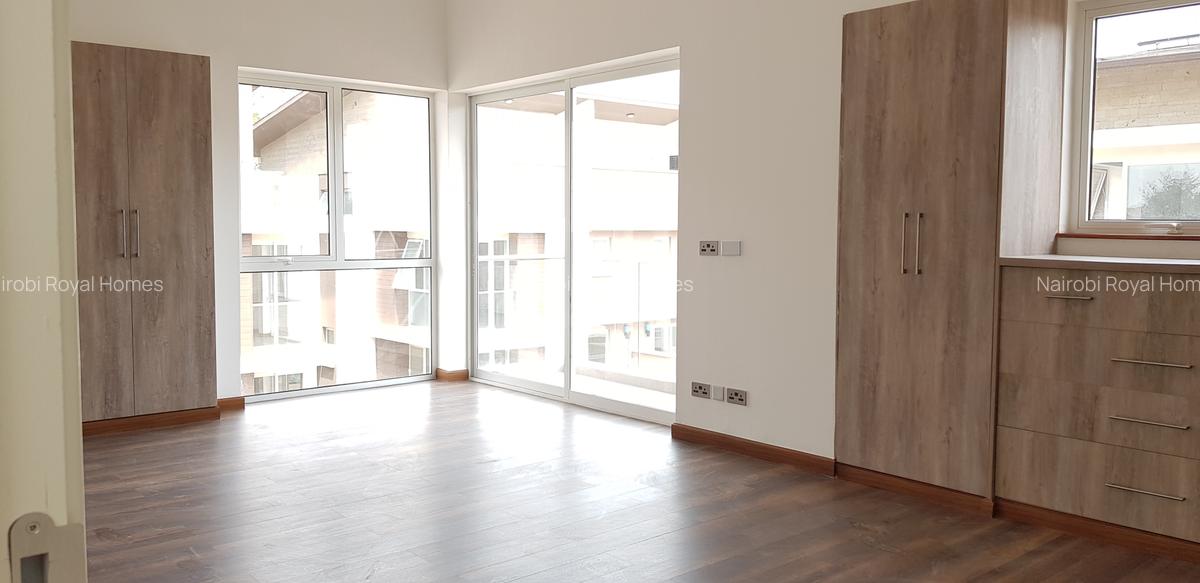 5 Bed Townhouse with En Suite at Lavington Road - 12