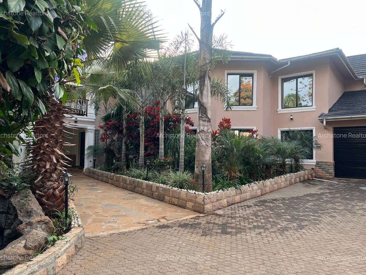 6 Bed House with En Suite in Runda - 1
