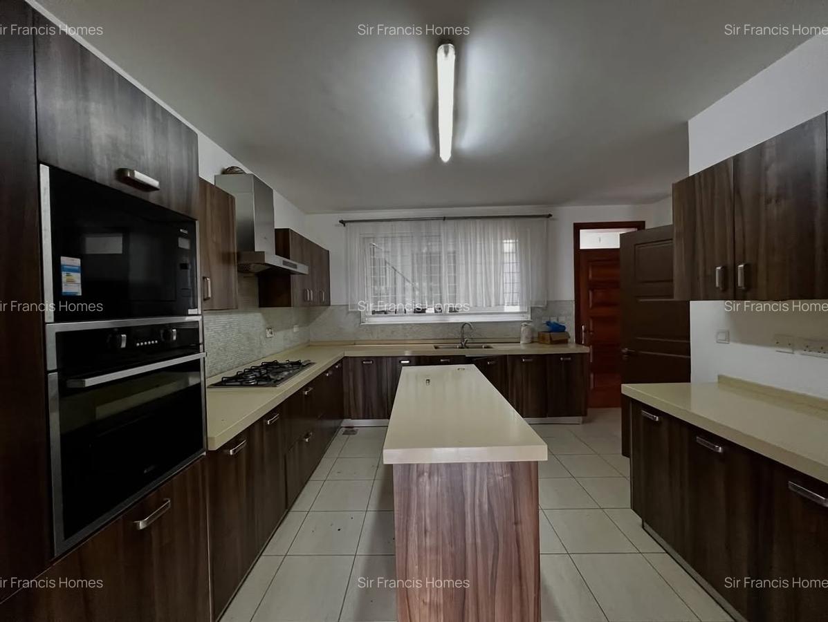 5 Bed Townhouse with En Suite at Lavington - 10